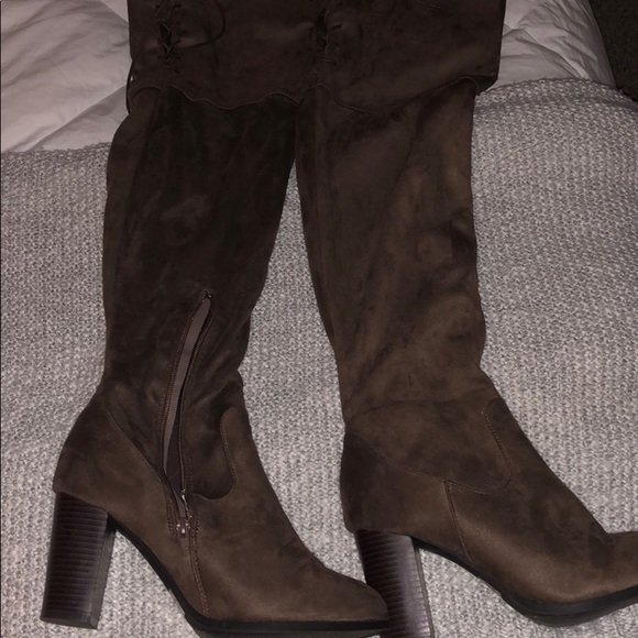 Size 9 thigh high boots - Picture 3 of 3